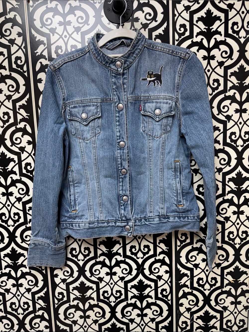 Vintage Levi's Blue Denim Jacket with Bat-Wing Tabby Cat Patch - Picture 4 of 11